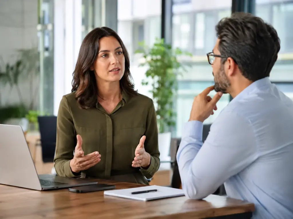 Feedback training waarbij twee professionals rustig feedback geven en ontvangen tijdens een gesprek